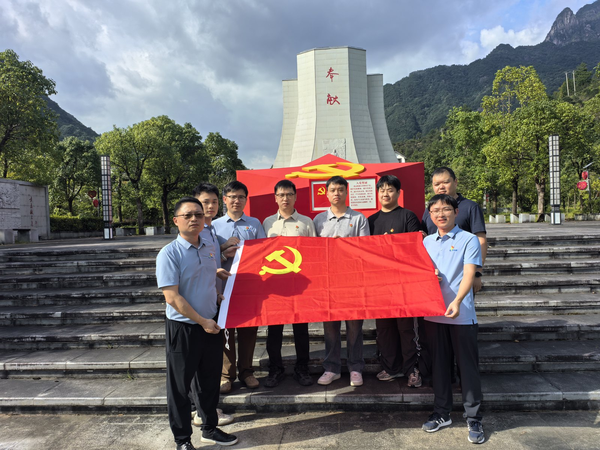 在纪念广场前手持党旗合影留念.png