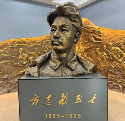 瞻仰方志敏烈士塑像，感悟坚定理想信念.png