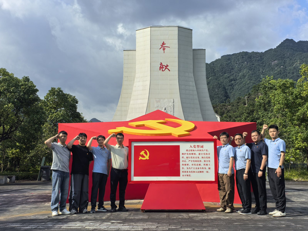 在党旗前重温入党誓词，坚定理想信念.png