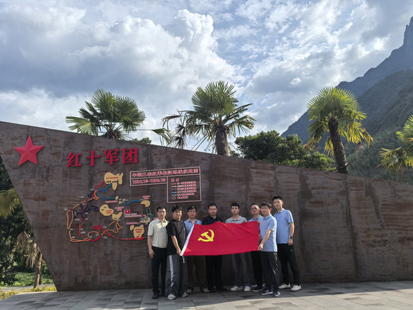 在红十军团长征路线示意墙前开展现场学习.png